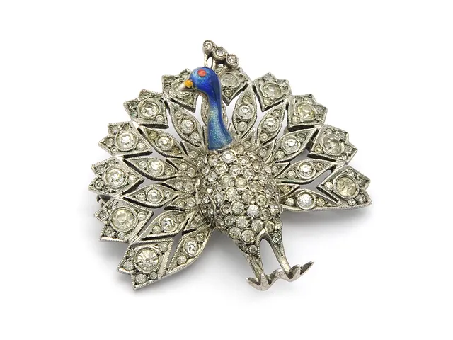 BROSCH, silver, emalj och paste, påfågel, 3,5 x 3,3 cm, vikt 11 g.