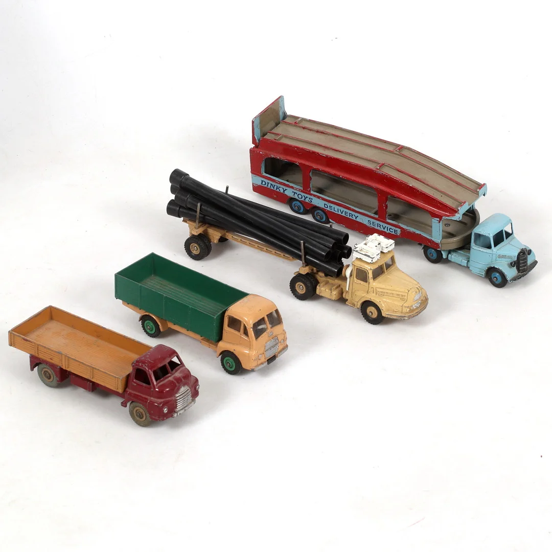 MODELLBILAR, plåt, 4 st, lastbilar, Dinky Toys, England. — Toys — Stadsauktion Sundsvall