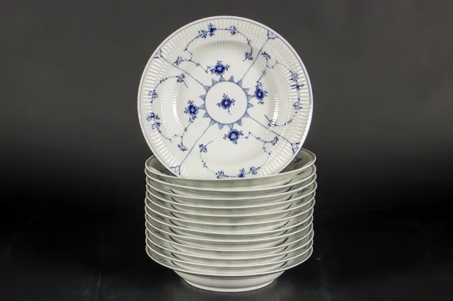 Royal Copenhagen. Musselmalet, dybe tallerkner af riflet porcelæn, Nr. 165 (13)