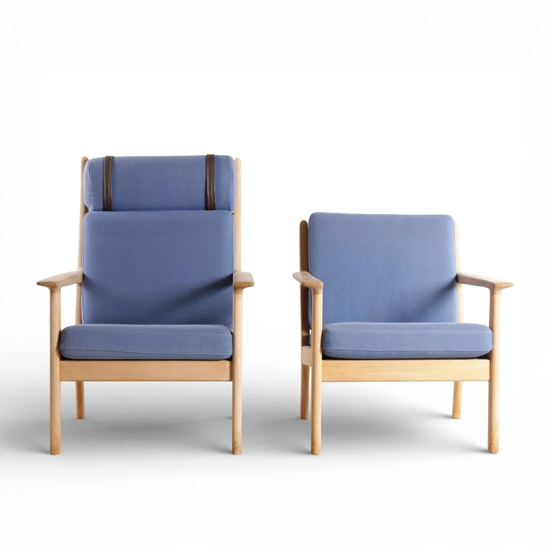 HANS J WEGNER. To lænestole af eg, løse hynder betrukket med uld, stropper af læder. Formgivet i 1970. Udført og mærket hos Getama, Gedsted, model GE 265 / GE 265A (2). — Armchairs & Chairs — Woxholt Auktioner