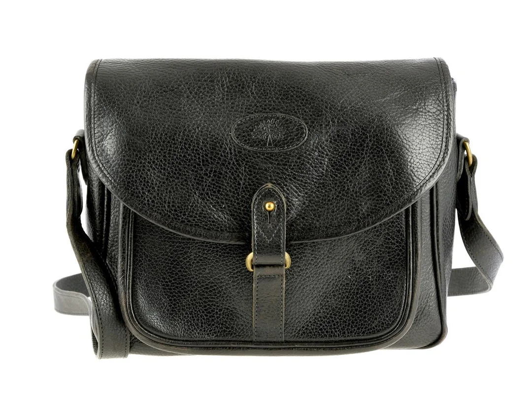 VÄSKA, MULBERRY, vintage, svart läder, mässingfärgade beslag, 27x23x8 cm, dustbag. — Accessoarer/Väskor — Kaplans