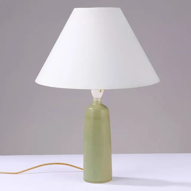 PER LINNEMAN SCHMIDT (1948-1972). Bordlampe af glaseret stentøj, dekoreret med lysegrøn harepelsglasur, Palshus, DL 17, Danmark, ca. 1960'erne.