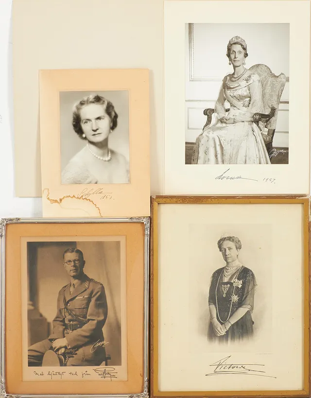 FOTOGRAFIER med AUTOGRAFER. 4 st, svenska kungligheter, Gustaf Adolf, Sibylla, Louise, Victoria.