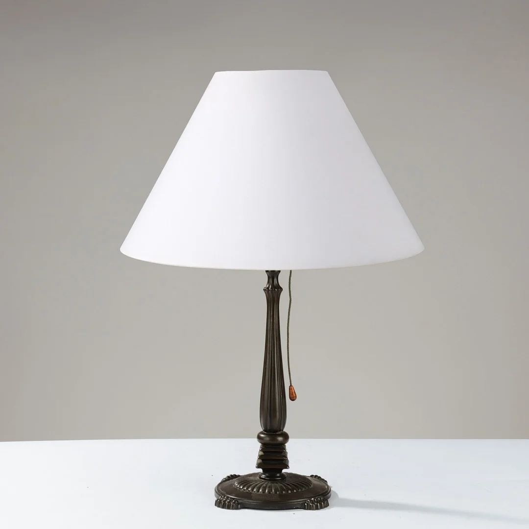 Ornamenteret bordlampe af mørkpatineret messing med pagodeformet dekoration ved bunden af stammen, europæisk lampeproducent, 1930/40'erne. — Table Lamps — Palsgaard Kunstauktioner