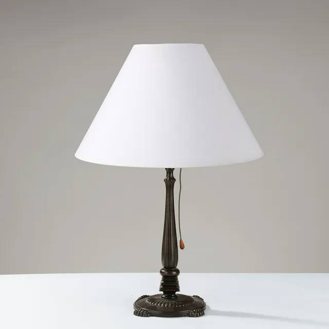 Ornamenteret bordlampe af mørkpatineret messing med pagodeformet dekoration ved bunden af stammen, europæisk lampeproducent, 1930/40'erne.