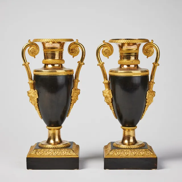 URNOR, ett par, empire, 1800-talets första kvartal, matterad och polerad brännförgylld och mörkpatinerad brons.
