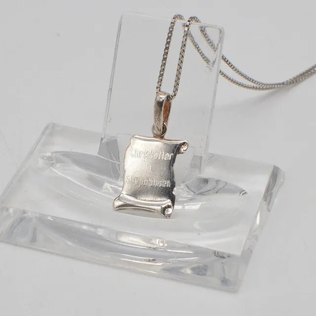 BJARNE NORDMARK HENRIKSEN. DESIGNERCOLLIER AUS STERLINGSILBER, SCHRIFTROLLE MIT WIDMUNG, VENEZIANERKETTE, HANDGEMACHT, VINTAGE.