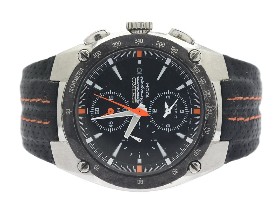 SEIKO, Sportura (100M), Cal 7T62, Serie nr. 401486, Boett nr. 7T62-0ED0, kronograf, herrur, 41 mm, stål, quartz (går ej), safirglas, datum, alarm, skadad urtavla, skadad boett, integrerat läderband, originalspänne, ca 2004. — Klockor/Seiko — Kaplans