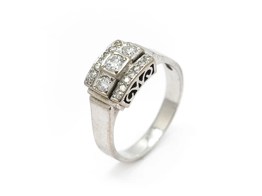 RING, 18K vitguld, 3 briljanter och 14 åttkantslipade diamanter 0,44 ctv enligt gravyr, ett nagg på en mindre diamant, ca TW/VS, stl 18,25 mm, vikt 6,5 g, Ceson 1987. — Smycken/Ring — Kaplans