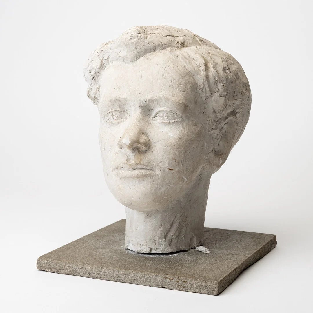 OIDENTIFIERAD KONSTNÄR. Skulptur, gips, på stensockel, osignerad. — Sculptures & Bronzes — Auktionshuset Kolonn
