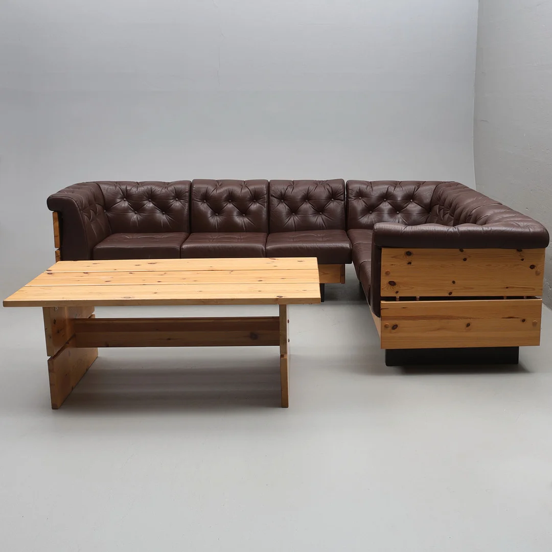HÖRNSOFFA,BORD, furu och skinn, "Party", Ekornes Fabrikker, 1970/80-tal. — Sofas & Seatings — Gomér & Andersson Jönköping