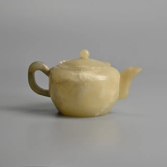 A CHINESE CARVED JADE TEAPOT AND COVER, QING / REPUBLIC PERIOD.