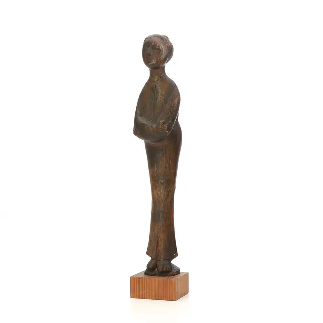 ALLAN JÄDERÅS. Skulptur. Skuret trä. Stående kvinnofigur. Signerad och daterad -56.