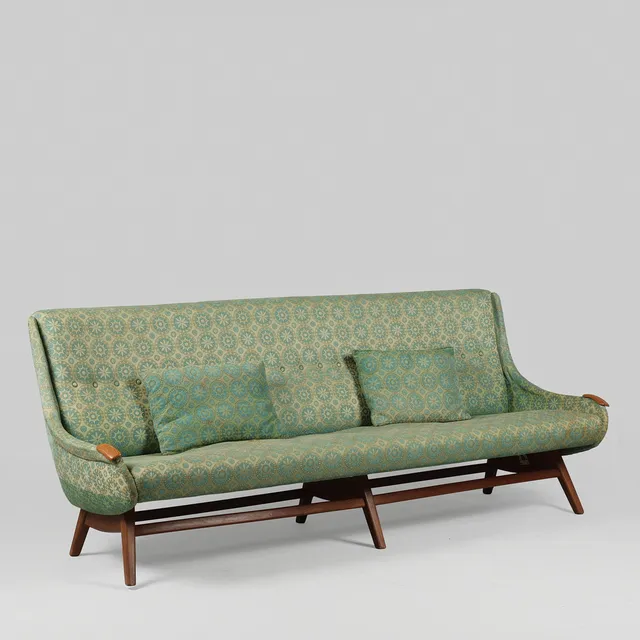 SVEND SKIPPER (1933–2015). Sofa med ben og armlæn af teak, sæde, ryg og hynde betrukket med mønstret møbelstof, prototype, Danmark, 1950'erne.