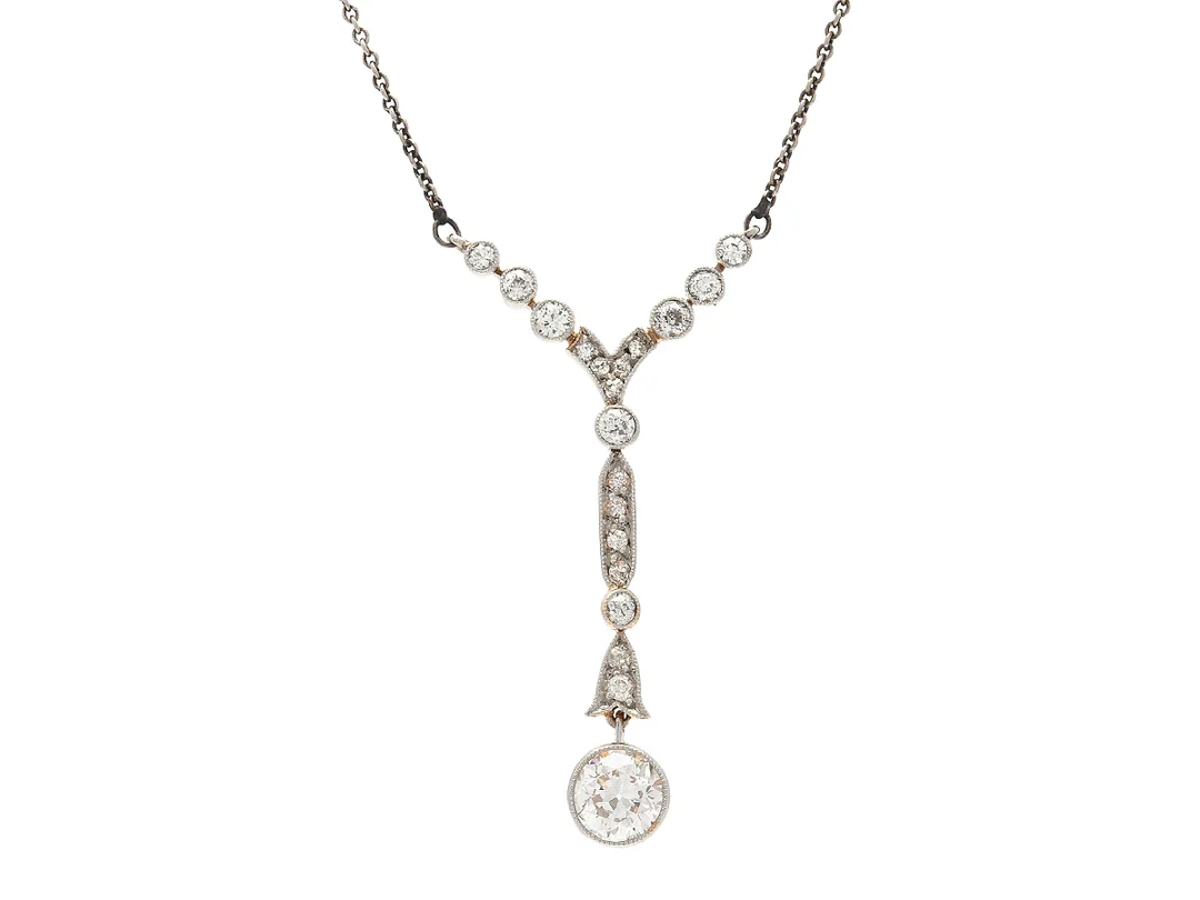 COLLIER, 18K guld/platina, äldre briljant ca 0,75 ct, ca TW/SI, 19 gammal- och äldre slipade diamanter ca 0,28 ctv, ca W/VS-SI, silverkedja (lagad) 42 cm, vikt 4,16 g, originaletui. — Smycken/Collier — Kaplans