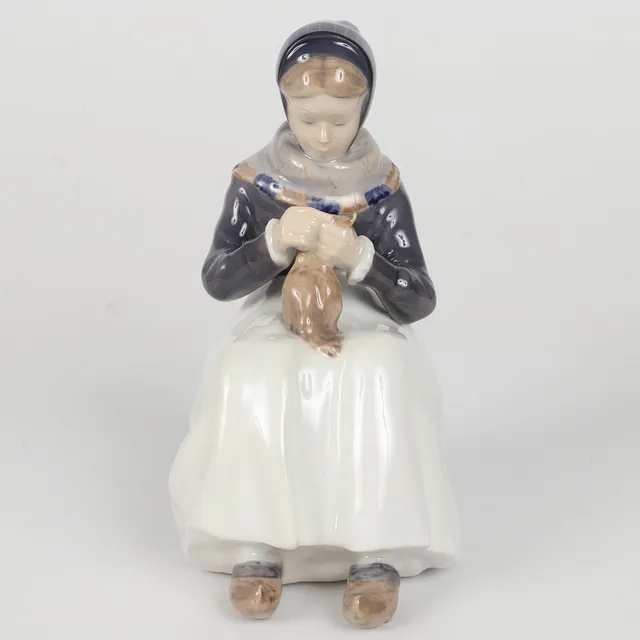 LOTTE BENTER. Figurin, Amagerflicka, porslin, Royal Copenhagen, Danmark.