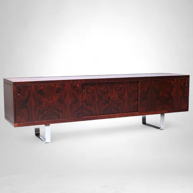 DANSK DESIGN. Fritstående skænk af palisander opsat på medestel af stål, front med tre skydelåger, E. Pedersen & Søn, Danmark, ca. 1960/70'erne.