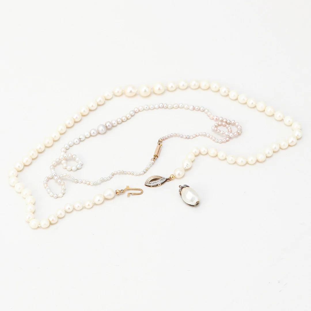 PÄRLCOLLIER, 2 st, låghaltigt guld samt silver i lås, hänge med barockpärla och rosenslipade diamanter. — Necklace — Göteborgs Auktionsverk