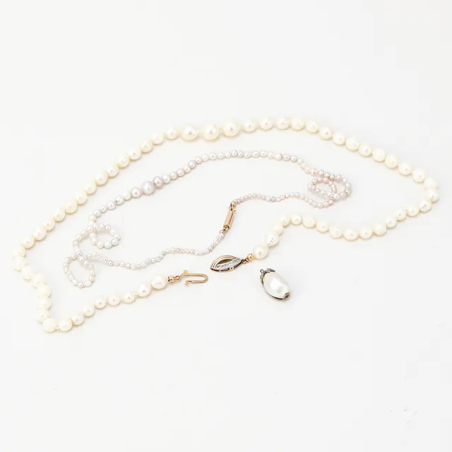 PÄRLCOLLIER, 2 st, låghaltigt guld samt silver i lås, hänge med barockpärla och rosenslipade diamanter.