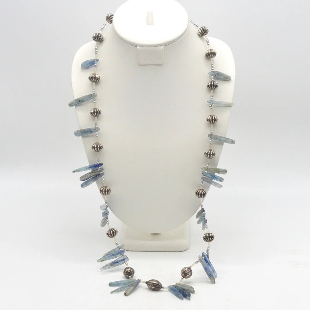 EDELSTEINCOLLIER, LABRADORIT STÄBCHEN UND VERSILBERTE METALLPERLEN, ENDLOSKETTE, CA. 84 CM, VINTAGE. — Necklace — Kunst- und Auktionshaus Kleinhenz