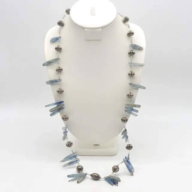 EDELSTEINCOLLIER, LABRADORIT STÄBCHEN UND VERSILBERTE METALLPERLEN, ENDLOSKETTE, CA. 84 CM, VINTAGE.
