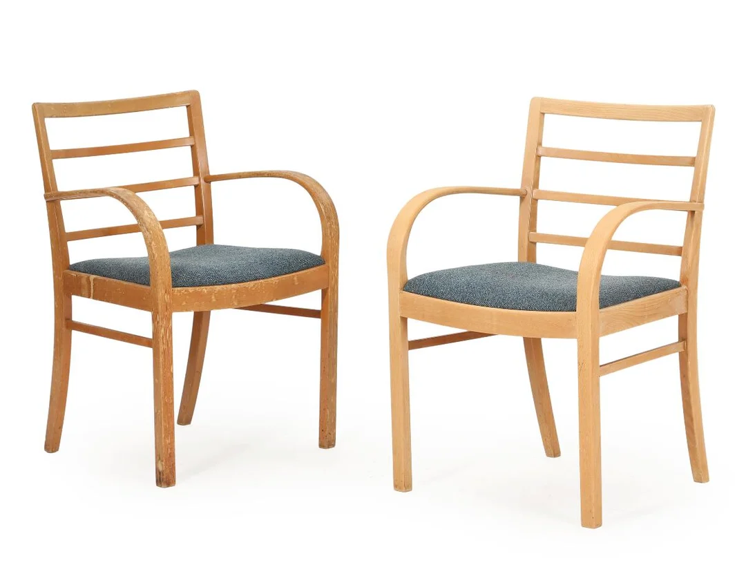 A pair of beech framed armchairs, upholstered with greyish fabric. Model 1414a. Manufactured and marked by Fritz Hansen. (2) — Modern Furniture — Bruun Rasmussen