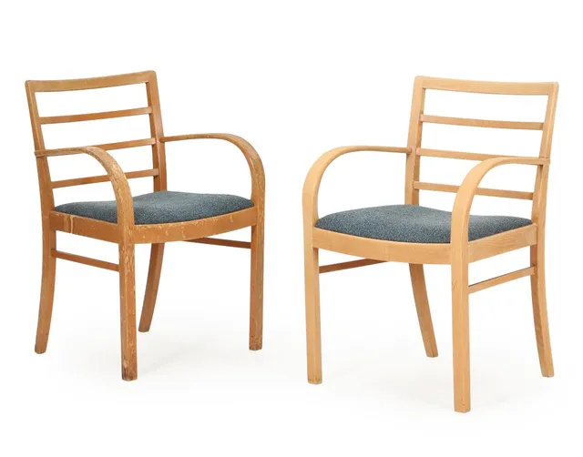 A pair of beech framed armchairs, upholstered with greyish fabric. Model 1414a. Manufactured and marked by Fritz Hansen. (2)