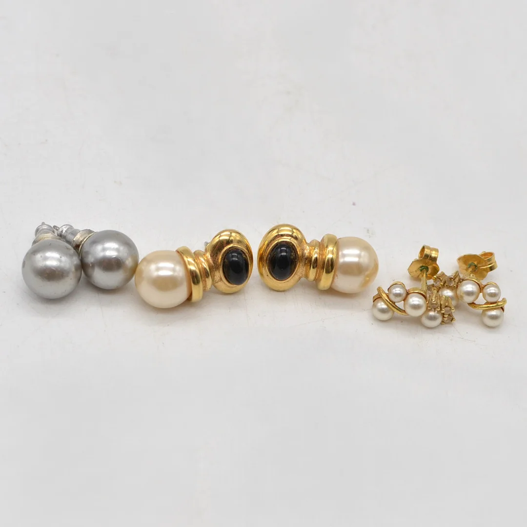 VINTAGE MODESCHMUCK KONVOLUT: DREI PAAR PERLENOHRRINGE. — Earrings — Kunst- und Auktionshaus Kleinhenz