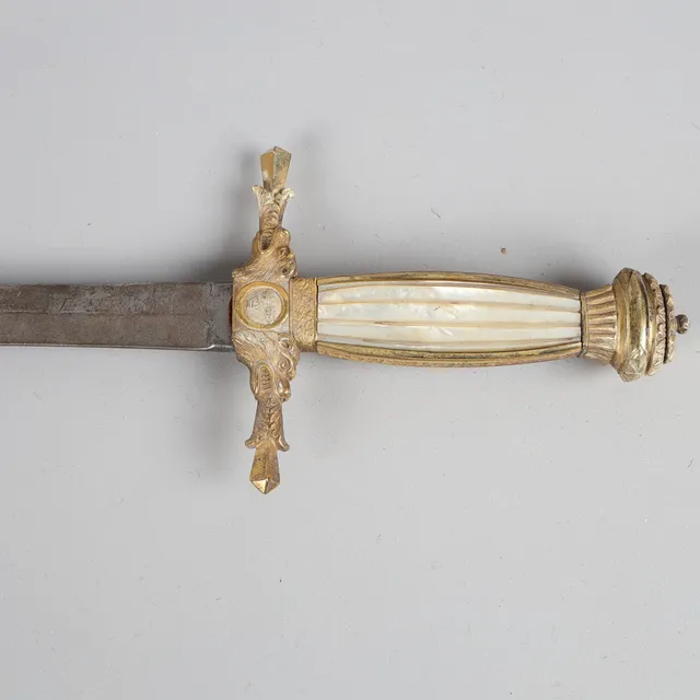 ÄMBETSMANNAVÄRJA, 1800-tal, fäste i mässing med pärlemor.