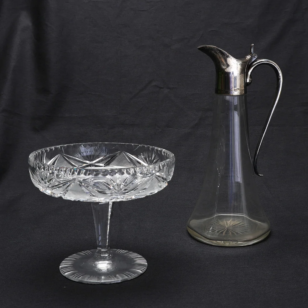 GLASFÖREMÅL, 2 delar, karaff och skål på fot, slipad dekor, 1900-tal. — Utility glass — Gomér & Andersson Jönköping