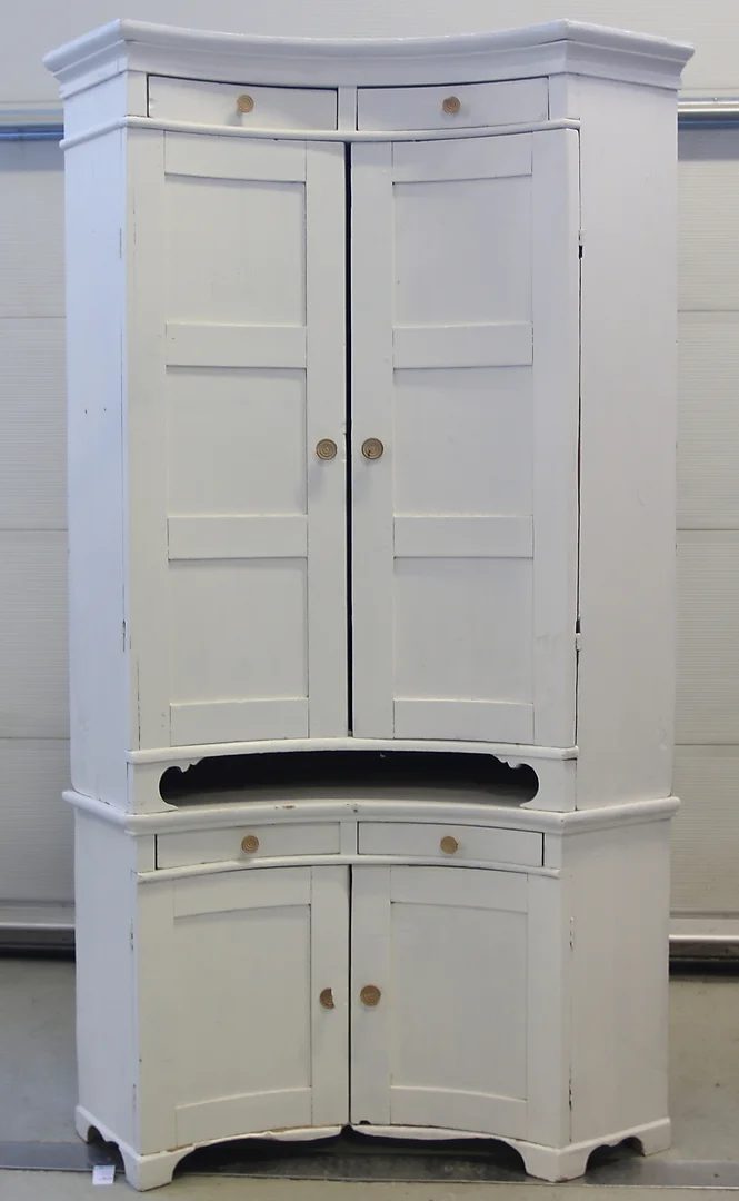 HÖRNSKÅP, bemålad furu, allmoge, 1800-tal. — Furniture — Stadsauktion Sundsvall