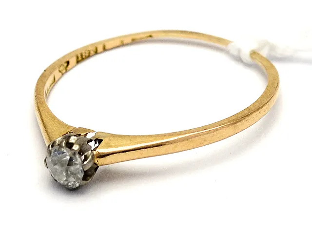 Ring 18K 1,2g med gammelslipad diamant ca 0,16ct Ø17¼ skadad skena