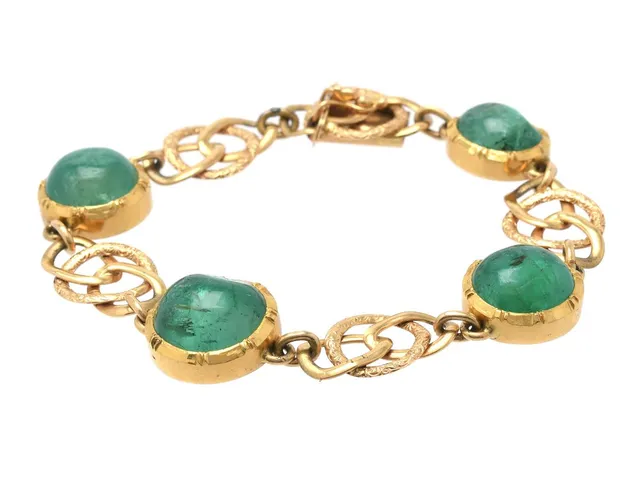 ARMBAND, 18K guld, cabochonslipade smaragder ca 20,00 ctv,Wilhelm Harbeck, Stockholm 1947, längd 17 cm, vikt 26,0 g, smaragder med nagg och inneslutningar som når ytan.