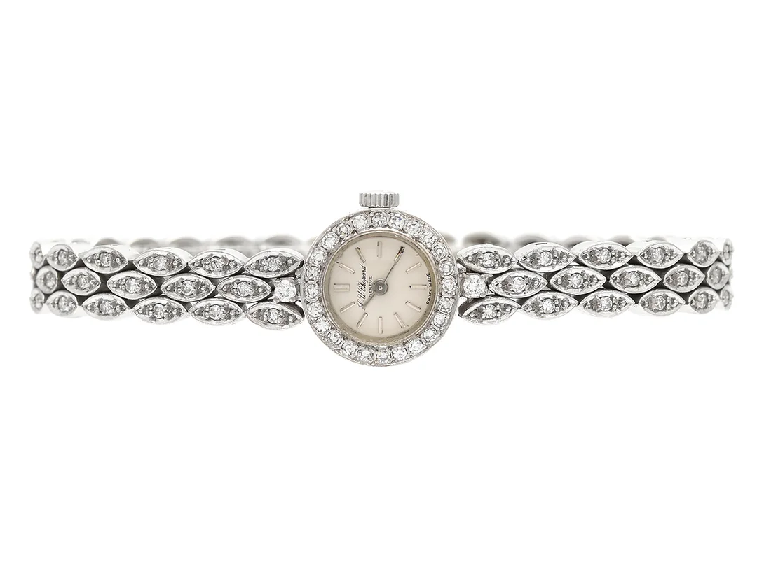 L.U.CHOPARD, Geneve, damur, 15,5 mm, Cal Felsa, Boett nr. 68185, 18K vitguld, manuell, safirglas (skadat), skadad urtavla, diamantkrans (24 st. 8/8), briljanter på boetten (2 st. ca W/VS, ca 0,06 ctv), integrerad originallänk med diamanter (86 st. 8/8), längd 183 mm, totalvikt 41,4 gram, ca 1965, box. — Klockor/Chopard — Kaplans