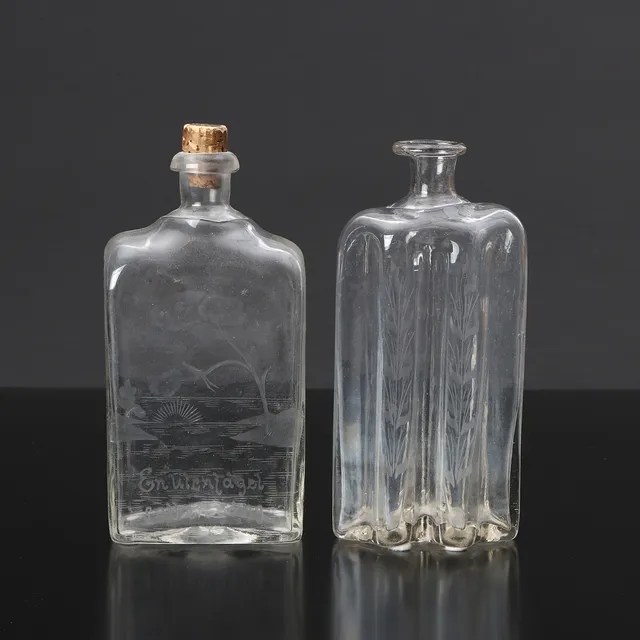BRÄNNVINSFLASKOR, TVÅ ST. Glas med slipad dekor. Bl.a. Hald.