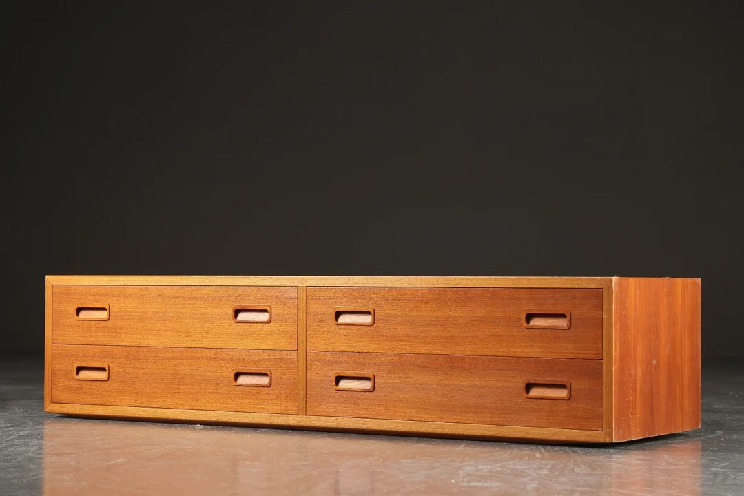 Hundevad. Kommode af teak, 1960'erne — Furniture/Cabinets, chests of drawers — Lauritz