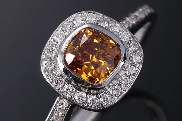 Natural Fancy Deep Brownish Yellowish Orange diamantring af 18 kt. hvidguld. GIA certifikat