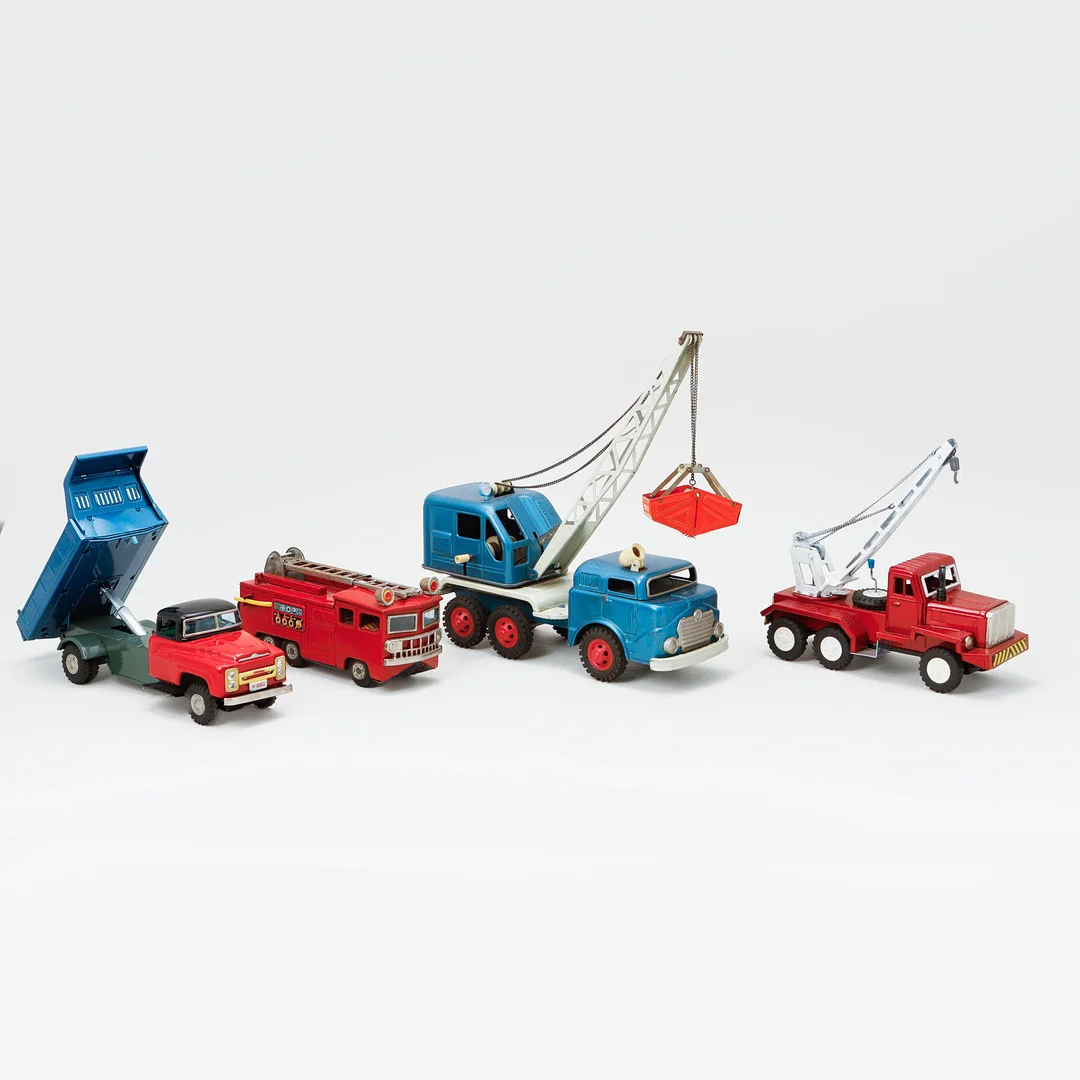 KRANBILAR, 3 st samt DUMPER, Japan och Västtyskland, 1900-talets mitt. — Other toys — Göteborgs Auktionsverk