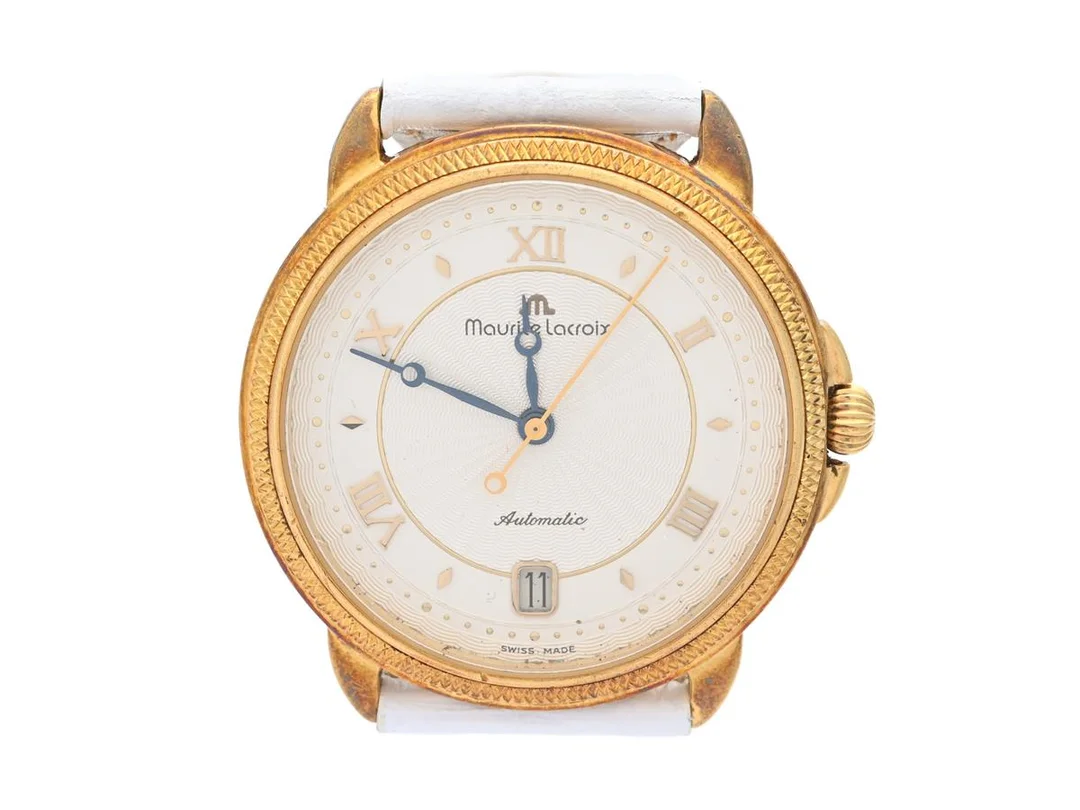 MAURICE LACROIX, Classic, Cal ETA 2892A2, Serie nr. 342, Boett nr. 11609, herrur, 36 mm, 18K guld, automatisk, safirglas (repor), datum, skadad urtavla, glasbaksida, läderband, ca 2000. — Klockor/Maurice Lacroix — Kaplans