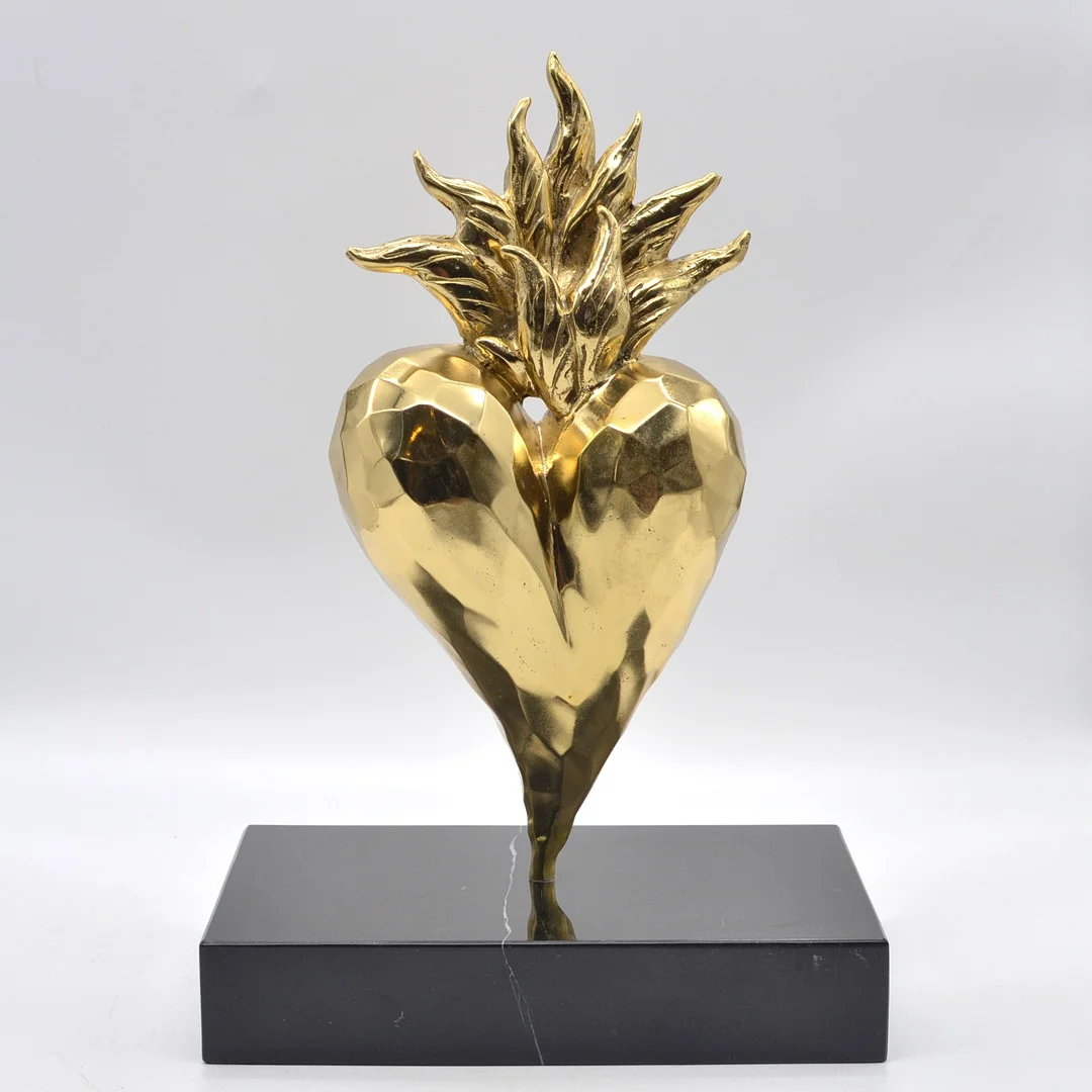 ROBBI JONES (1961). OHNE TITEL, BRENNENDES HERZ MOTIV, SKULPTUR, MESSING (POLIERT), GELBGOLDENER PATINA, UM 2025. — Sculptures & Bronzes — Kunst- und Auktionshaus Kleinhenz