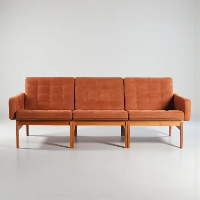 OLE GJERLØV-KNUDSEN & TORBEN LIND. “Moduline”. Modulsofa med stel af teak, betrukket i sæde og ryg med dybthæftet alcantara, bagside beklædt med læder. Udført og mærket hos France & Søn, model '175'. Danmark, 1960'erne (3).