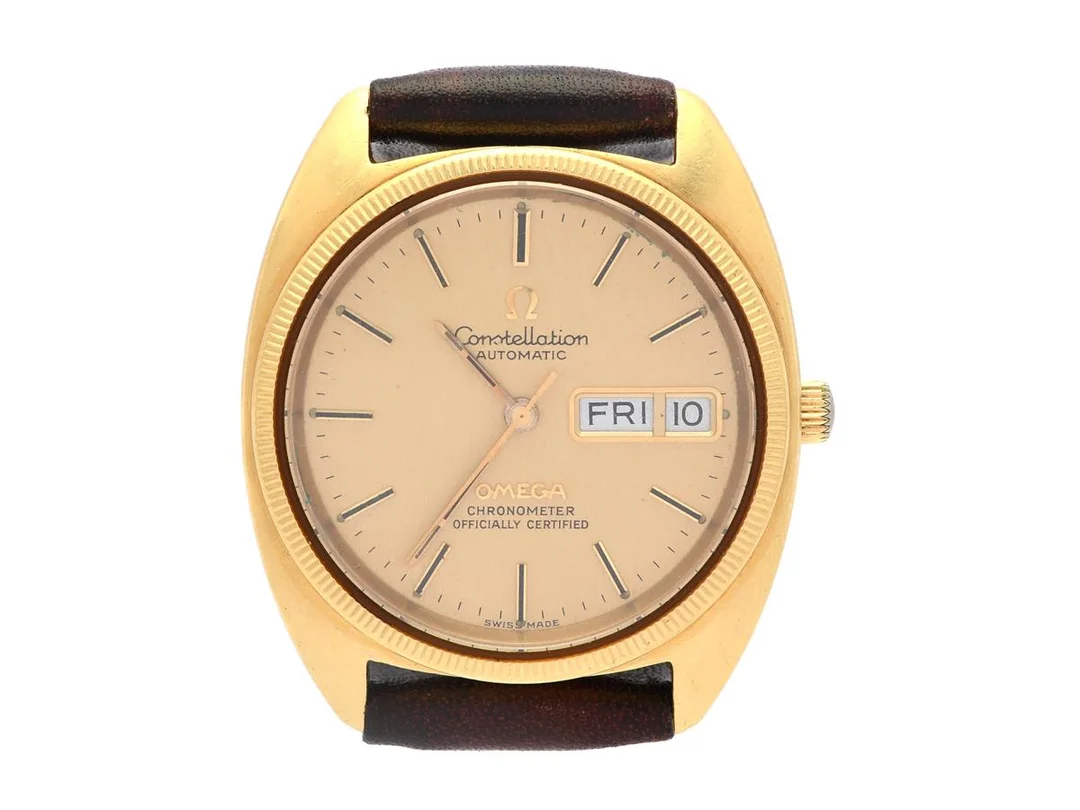 OMEGA, Constellation, "C", Chronometer, Cal 1021, Serie nr. 39052261, Ref nr. BA 168.0057, Boett nr. 168.0057, herrur, 35 mm, 18K guld, automatisk, safirglas (nagg), dag, datum, skadad urtavla, läderband, ca 1975. — Klockor/Omega — Kaplans