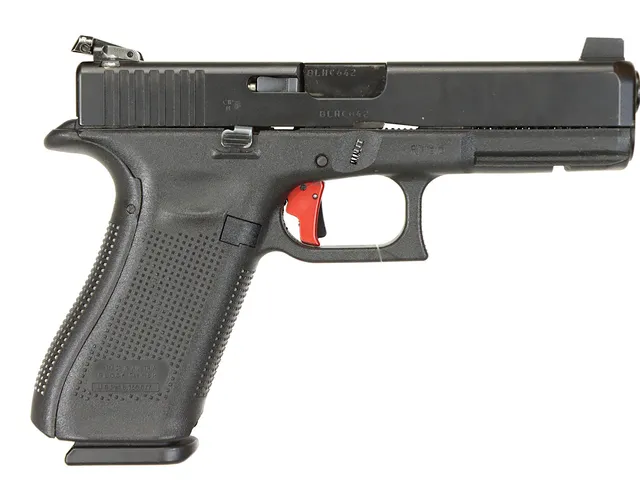 PISTOL, fabrikat Glock, modell 17 Gen 5, kaliber 9x19, tillv.nr BLHC 642, se-nr SE2990456.