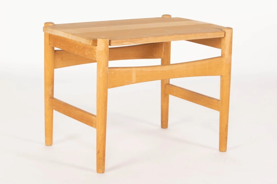 Hans J. Wegner. Oak side table — Furniture/Coffee tables, occasional tables — Lauritz