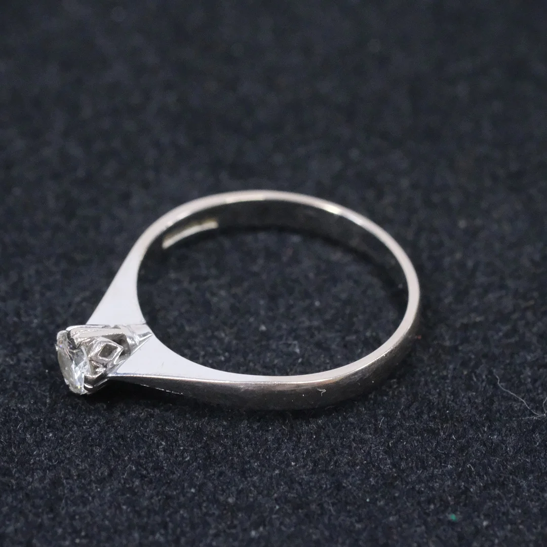SOLITÄRRING MED DIAMANT. — Rings — Björnssons Auktionskammare
