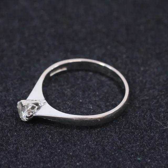 SOLITÄRRING MED DIAMANT.