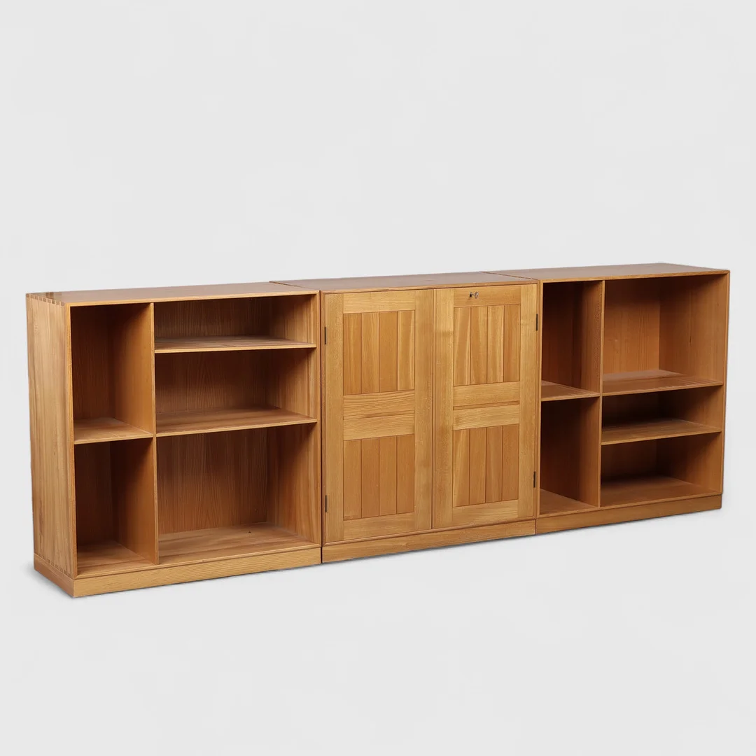 MOGENS KOCH. Et sæt skabs- og reolmoduler med sokler af elm, Rud. Rasmussens Snedkerier, København, Danmark (3+3). — Cupboards, Cabinets & Shelves — Palsgaard Kunstauktioner