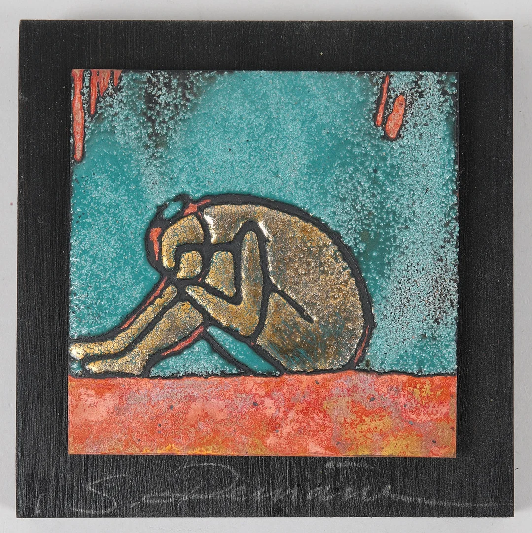 SUSANNE DEMÅNE. Emaljerad plåt, figurkomposition, signerad. — Other — Ekenbergs Auktioner