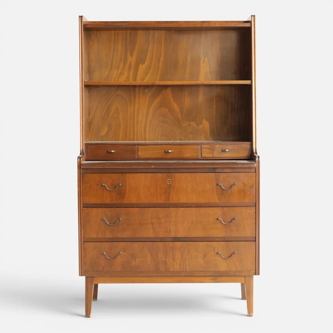 Chatol af nød, front med skuffer, udtræksplade og hylde, greb af messing, tilspidsede ben. Danmark, 1950'erne. — Cupboards, Cabinets & Shelves — Woxholt Auktioner