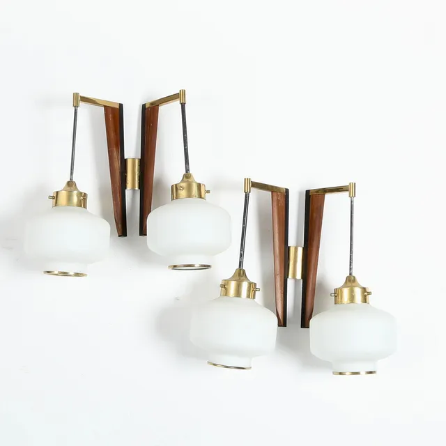 SKANDINAVISK DESIGN. Et par dobbelte væglamper af messing, teak og hvidt opalglas, 1950'erne (2).
